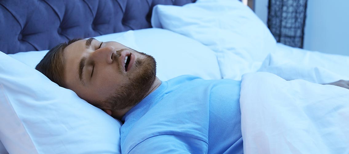 Mann schnarcht als Symbol für Schlafapnoe