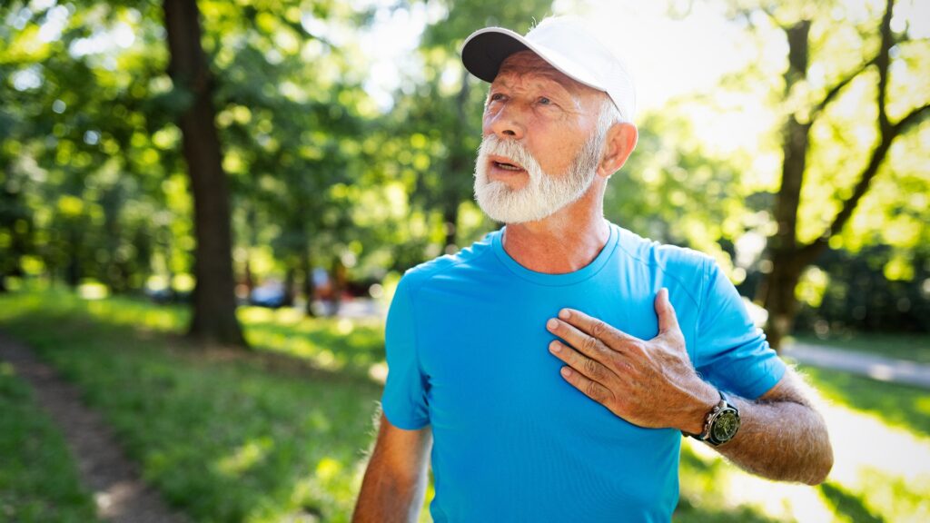 Älterer Mann, der im Freien trainiert, um Herz-Kreislauf-Erkrankungen und Herzinfarkt vorzubeugen