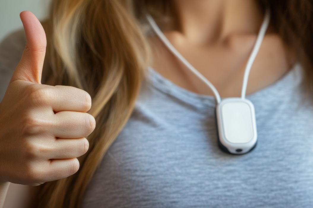 Frau mit einem Holter-Monitor zur täglichen Überwachung des Elektrokardiogramms.